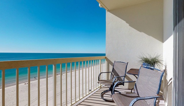 Oceanfront condo with scenic balcony & washer/dryer - pool/hot tub/tennis access
