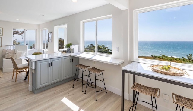 Oceanfront Coastal Home w/ Breathtaking Views – Hiking, Beaches & More