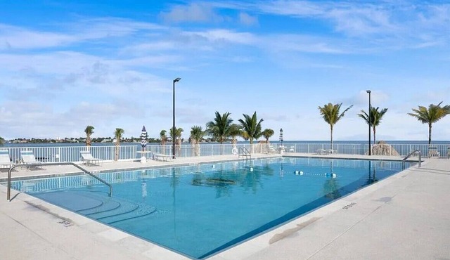 OCEANFRONT community, perfect condo, sleeps 4