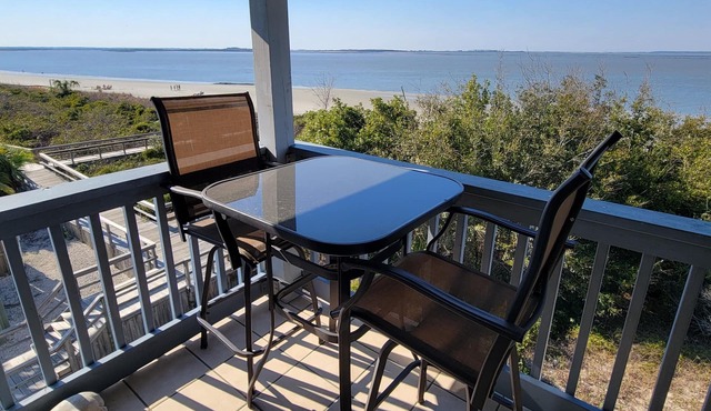 Oceanfront condo w. stunning views from the balcony + resort amenities.