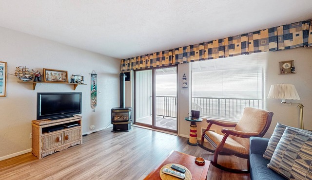 Oceanfront condo with amazing view, fireplace, balcony & beach access