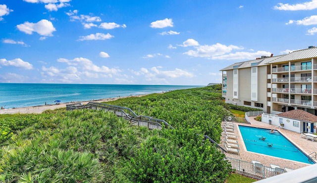 Oceanfront Condo with Panoramic Ocean Views on S. Hutchinson Island/Stuartn