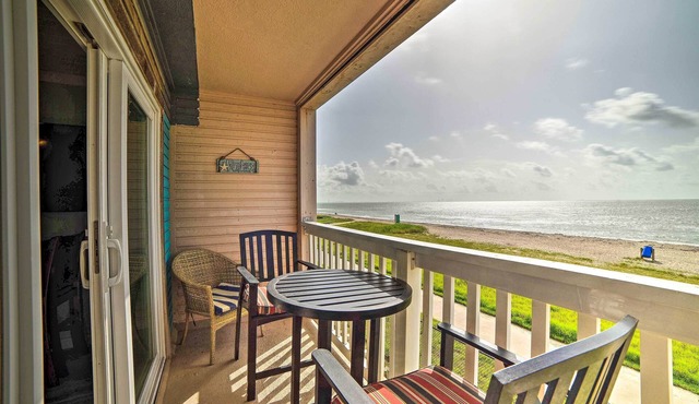 Oceanfront Corpus Christi Escape w/Community Pool