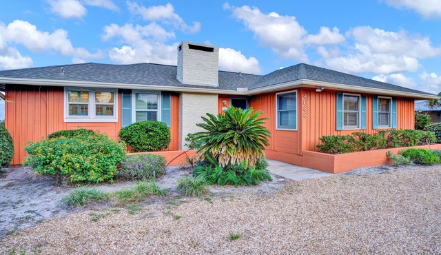 Oceanfront Cottage with Private Walkway to the Beach