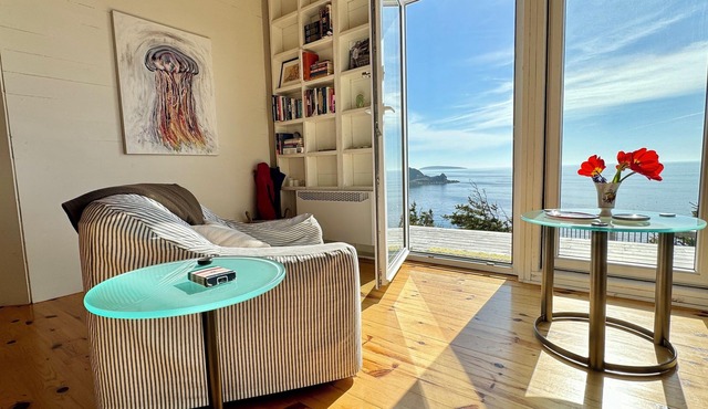 Oceanfront Cottage with Stunning Views 2 nmin. to Beach, near Cabot Trail & Park