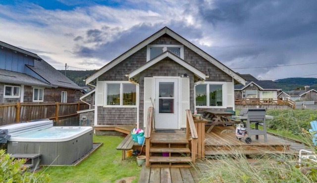 Oceanfront Cottage w/Hot Tub | Dog Friendly + Beach Access