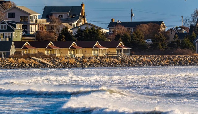 Oceanfront Cottage · 2 Bedrooms · Pet Friendly