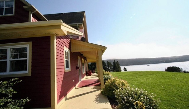 Oceanfront Cottage in quiet Newfoundland town 30 minutes from St Jonh's.