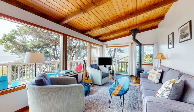 Oceanfront cottage with hot tub, beach access, fireplace & WiFi - Dog-friendly