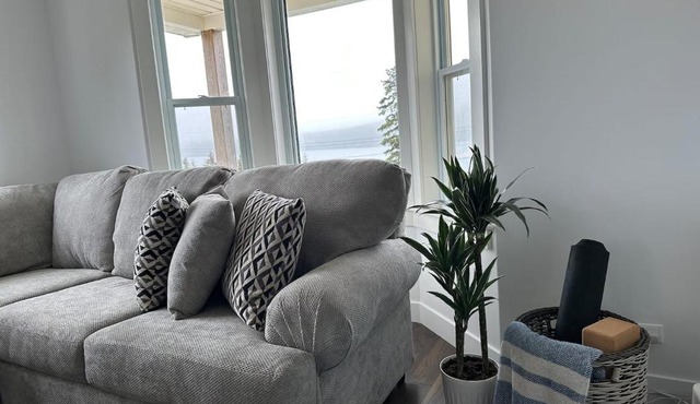 Oceanfront Cottage Walk to Trail & Boat Tours