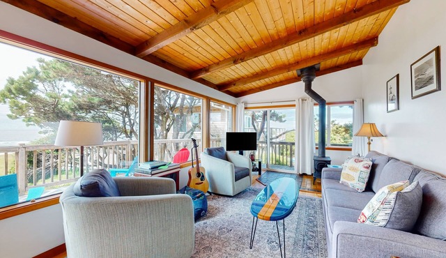 Oceanfront cottage with hot tub, beach access, fireplace & WiFi - Dog-friendly