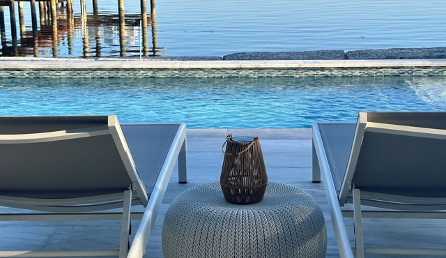 Oceanfront Cottage With Stunning Pool & Dockage in Islamorada