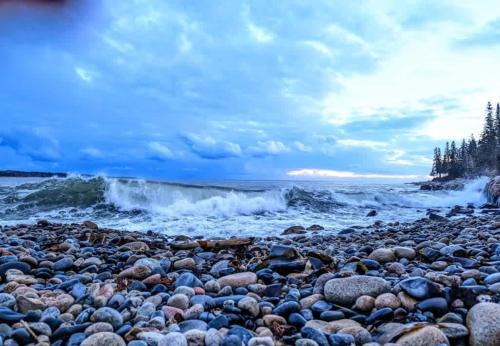 Oceanfront Crackling Cove Cottage Family firer pit slleeps 6