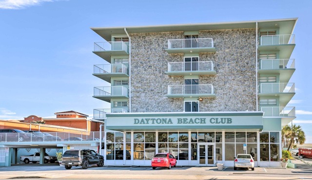 Oceanfront Daytona Beach Club Studio w/Balcony!