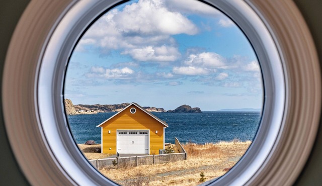 Oceanfront, direct shoreline access, main floor master, jet tub, full ensuite.