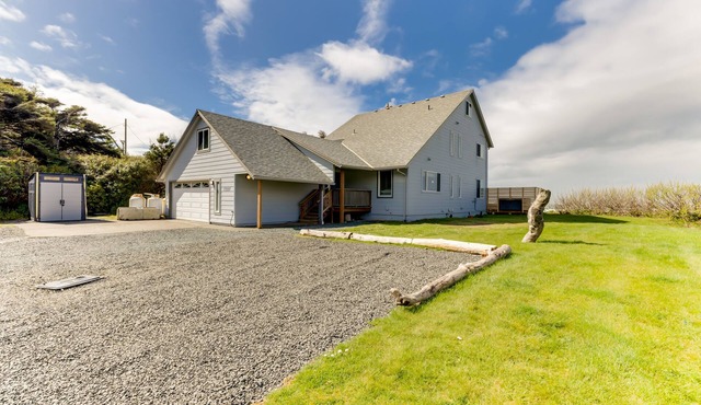 Oceanfront, dog-friendly gem with Castle Rock view, hot tub & beach access