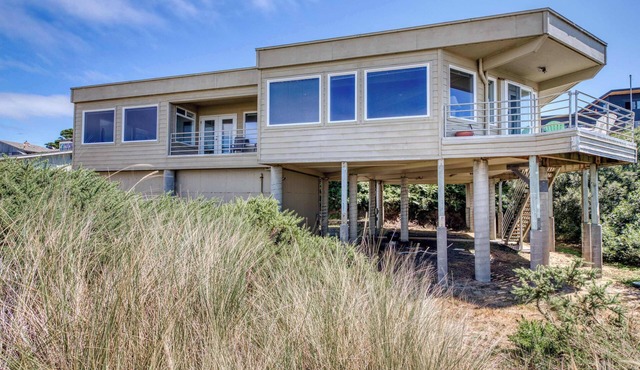 Oceanfront dog-friendly house w/deck overlooking the water