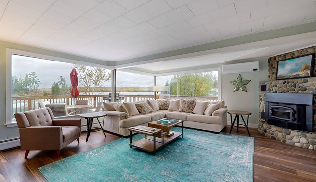 Oceanfront, dog-friendly home with amazing ocean/Mt. Desert Island views