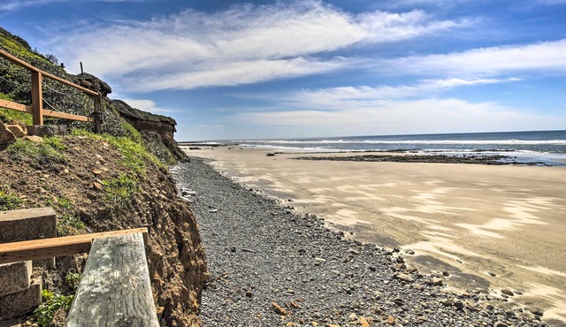 Oceanfront, dog-friendly cottage with amazing view, porch & beach access