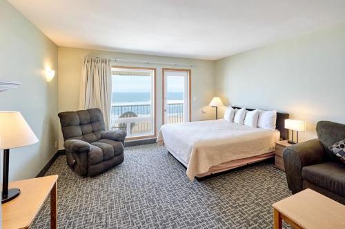 Oceanfront Family Suite With Beautiful Views - Full Kitchen - Pool & Hot Tub