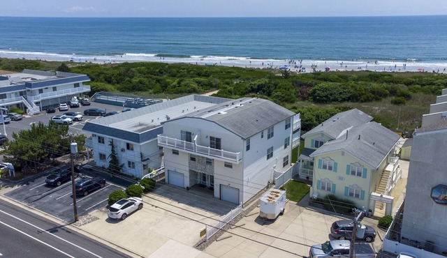 Oceanfront! Fenced in back yard! Pet Friendly! Come visit anytime👍