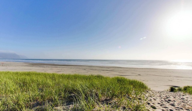 Oceanfront getaway close to Gearhart Golf Links , no pets