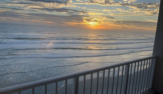 Oceanfront Getaway! Relaxing Condo on the no-drive Beach with a Pool,