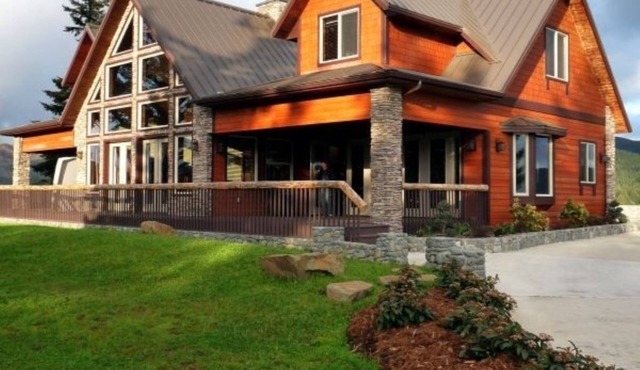 Oceanfront Gold Beach Estate, An Exclusive Private Coastal Retreat for Your Stay