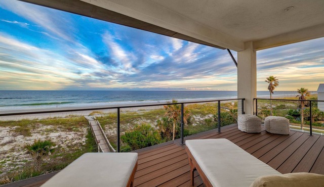 OceanFront Home, Private Beach Access with Hot Tub