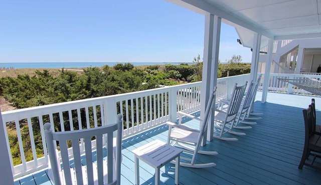 OCEANFRONT HAVEN: Your perfect getaway awaits in this classic beach cottage!