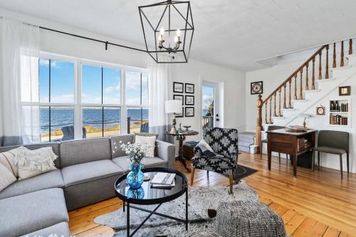 Oceanfront holiday home minutes from Lunenburg