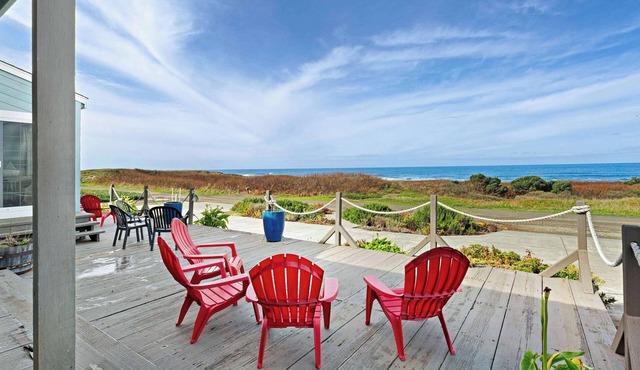 Oceanfront Home-Beach access, Guest House, Hot Tub