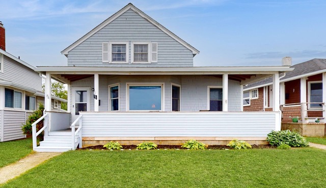 Oceanfront home right on Long Beach near town & whale watching with tennis