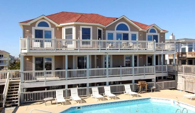 Oceanfront home w/heated pool, hot tub, elevator & rec room w/pool table