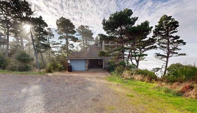 Oceanfront home w/WiFi, two balconies & lovely views - dogs are welcome