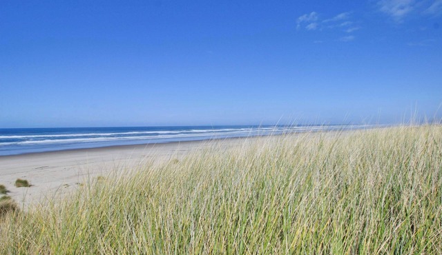 Oceanfront Home with Bay Views, Free WiFi, Gas Grill & Gas Fireplace