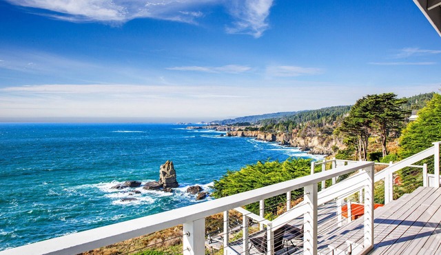 Oceanfront home with fireplace & private hot tub - close to town