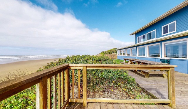 Oceanfront Home with Ocean View, High-Speed WiFi, washer&dryer, & Gas Fireplace