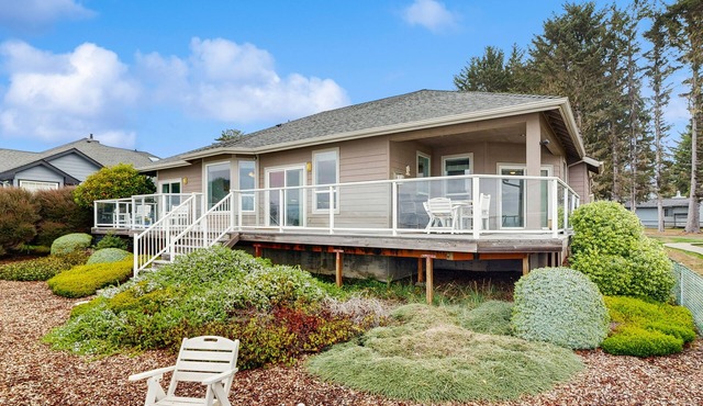 Oceanfront home with outdoor dining, WIFI, fireplace, gas grill, washer & dryer
