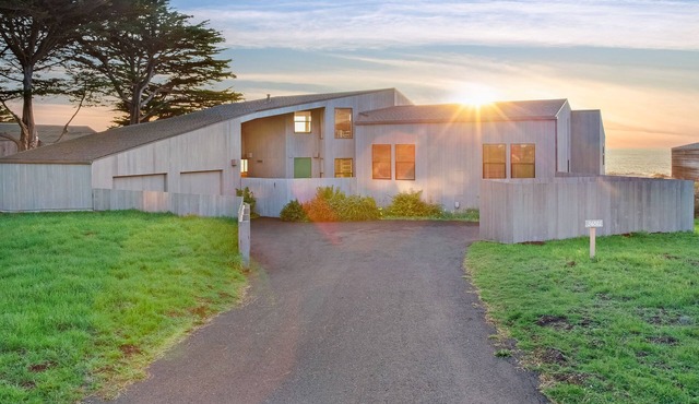 Oceanfront home with amazing ocean views, pool, & private hot tub - near trail