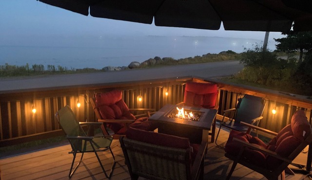 Oceanfront Hot Tub - 90m from the Cable Building National Historic Site Canada