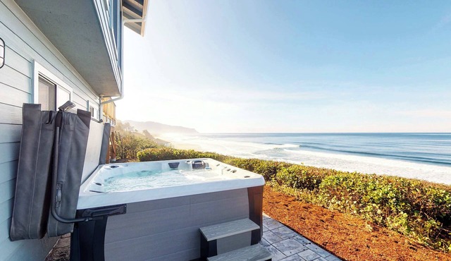 Oceanfront house with Ping Pong table and private hot tub overlooking the ocean