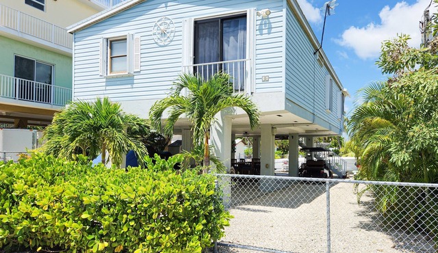 Oceanfront house with water view, balcony, central AC, deck, & W/D - 2 dogs OK