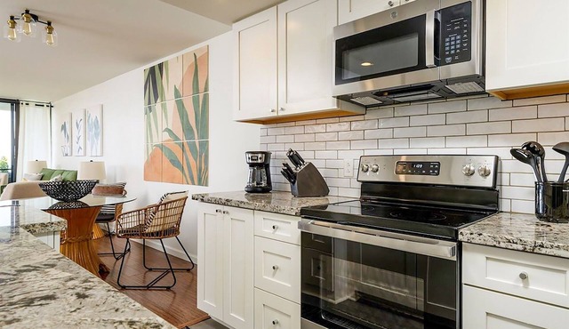 Oceanfront Lauloa 106 - Ground Floor, Modern Renovation, Split-ac, Walk to Beach