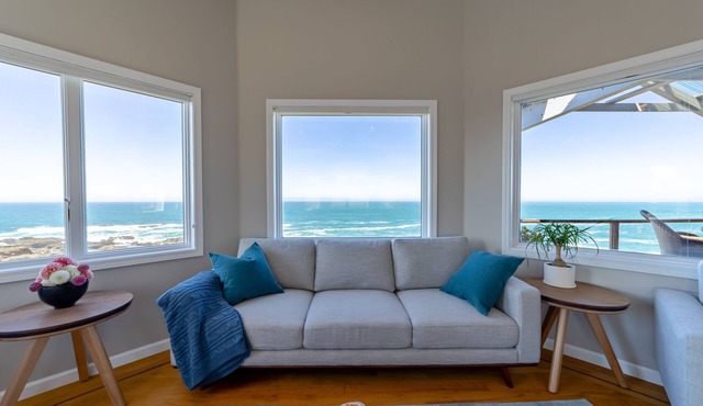 Oceanfront Luxurious Home, Pet Friendly, Hot Tub, Fly In and Walk from Airstrip