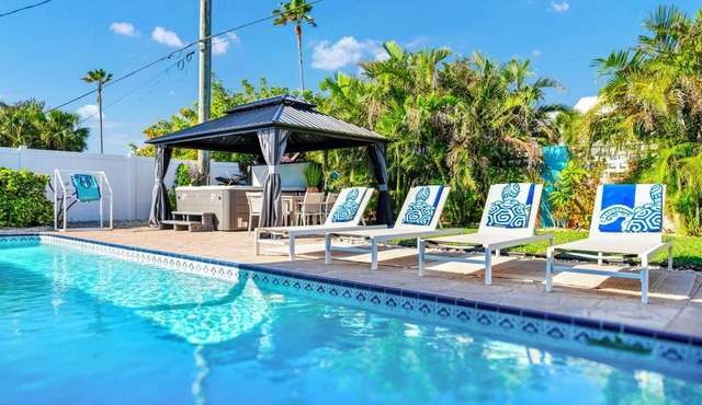 Oceanfront Oasis: Private Pool, Hot Tub , Arcade Fun & Pool Table Retreat!