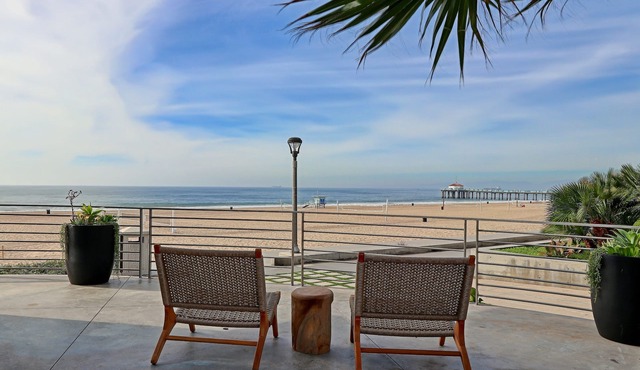 Oceanfront on The Strand: 180° Views + 3 King Beds