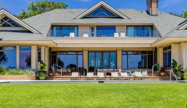 Oceanfront Paradise:Luxurious 8-Bedroom Home with Pool and Spectacular Views!