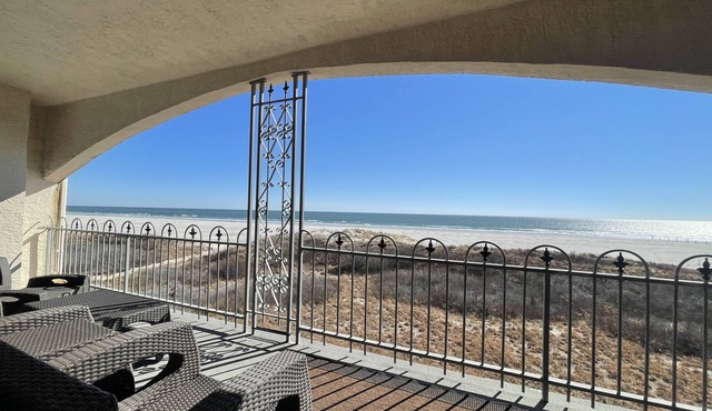 Oceanfront paradise - private balcony on the beach