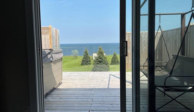 Oceanfront paradise, 4-bedroom house in Cocagne with hot tub, WiFi, AC.